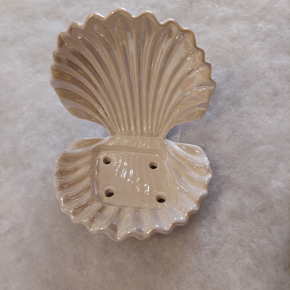 Clam shell soap holder by bath and body works - Picture 1 of 3